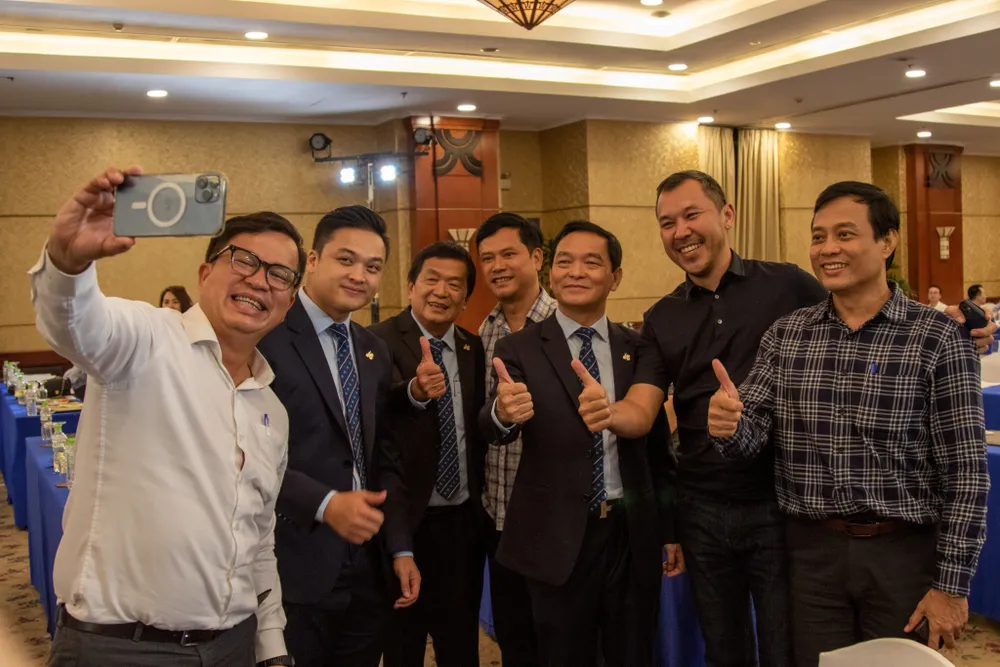 Ông Lê Viết Hải chụp ảnh lưu niệm cùng ông Bolat Duisenov (thứ 2 từ phải sang) và ông Trần Quang Tuấn (bìa phải)