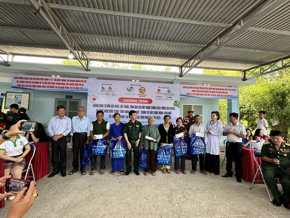 Tặng quà cho các đối tượng chính sách