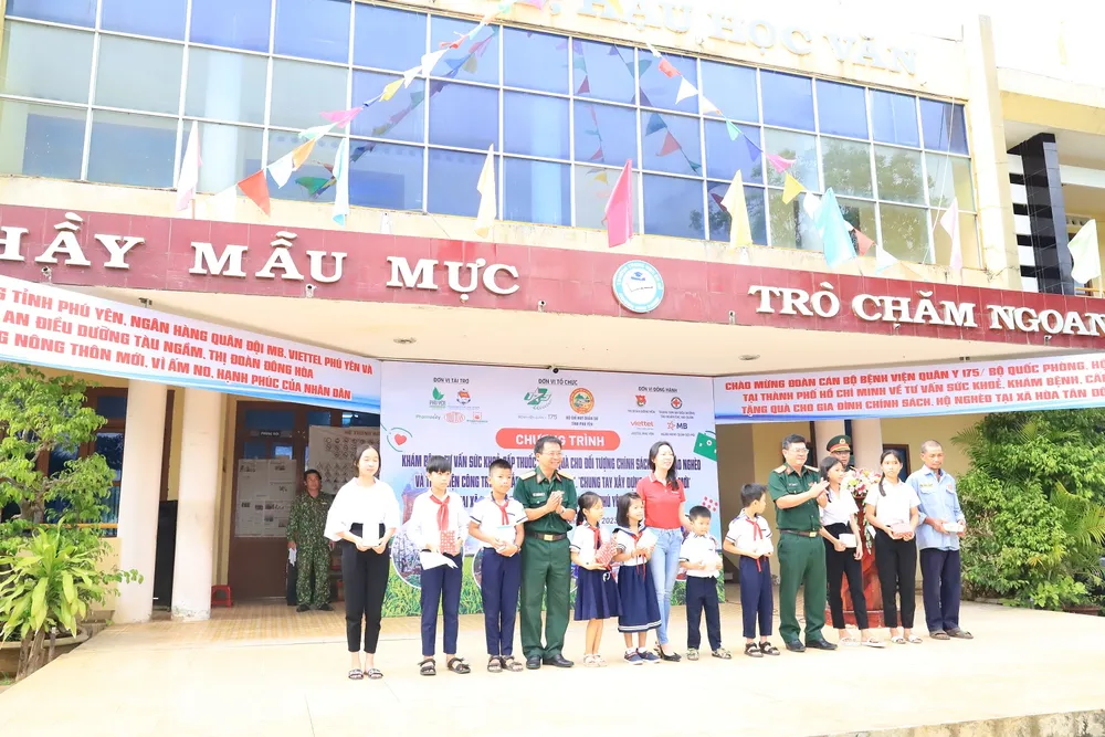 Tặng quà cho các cháu thiếu nhi