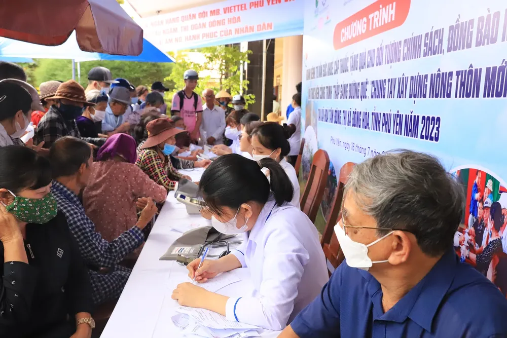 Thăm và khám bệnh cho các đối tượng chính sách