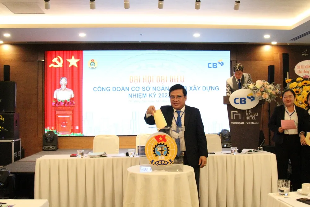 Các đại biểu bỏ phiếu bầu Ban chấp hành CĐCS CB nhiệm kỳ 2023-2028