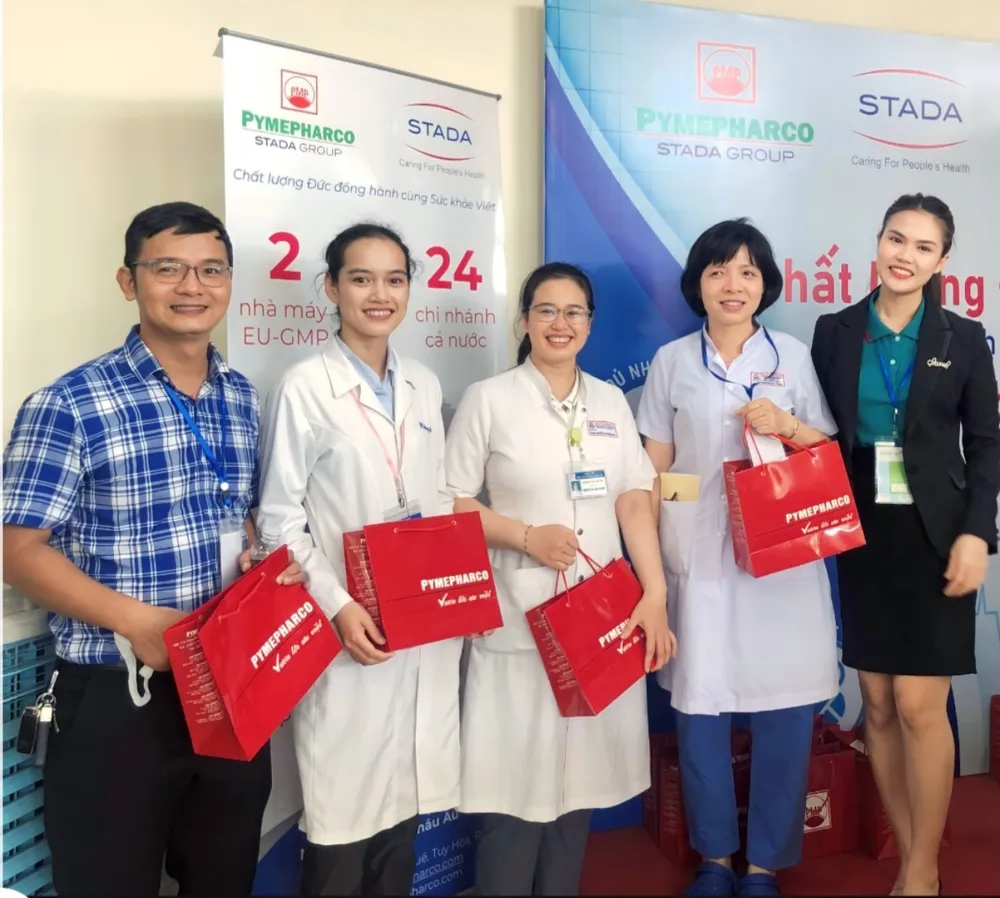 Các bác sĩ trẻ của Bệnh viện Trung ương Huế chụp ảnh lưu niệm cùng đại diện Công ty Stada Pymepharco Các bác sĩ trẻ của Bệnh viện Trung ương Huế chụp ảnh lưu niệm cùng đại diện Công ty Stada Pymepharco