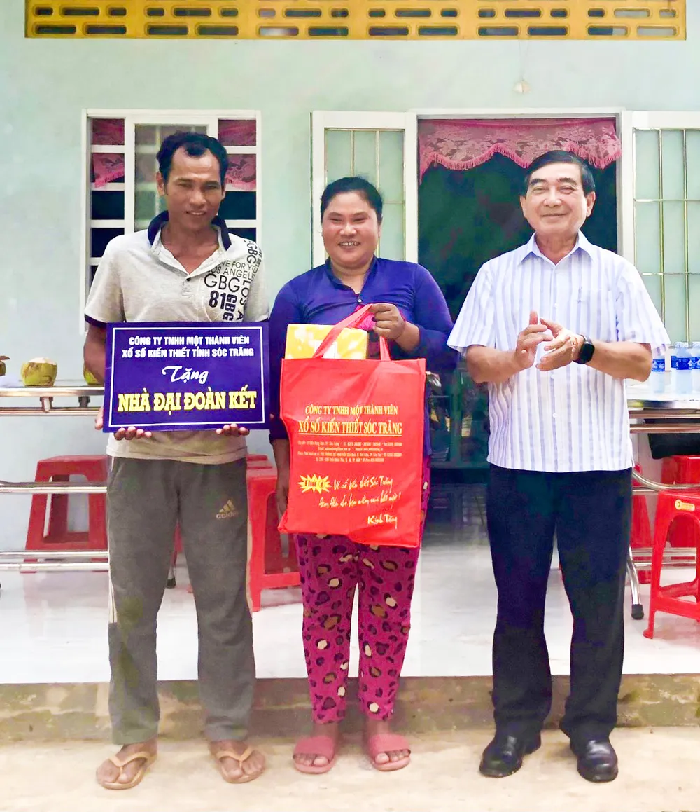 Công ty XSKT Sóc Trăng trao nhà đại đoàn kết tại huyện Long Phú ảnh 1