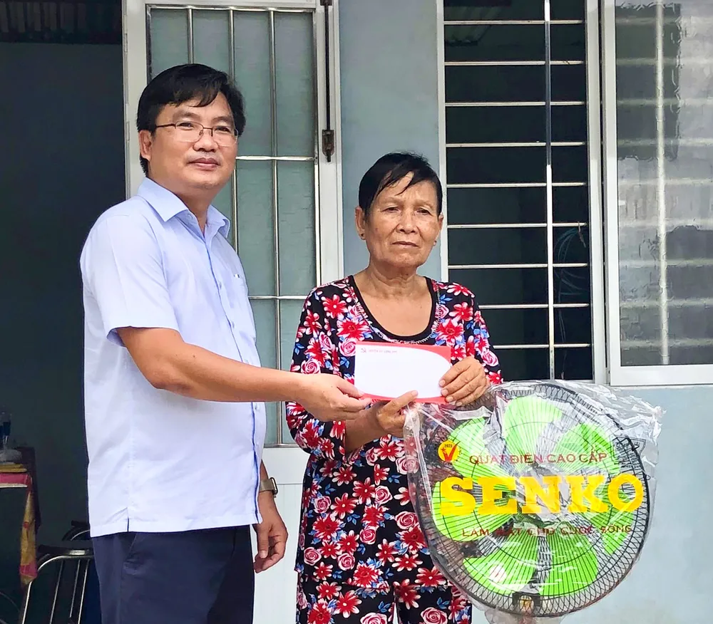 Ông Lâm Tiến Thạch, Bí thư Huyện uỷ Long Phú trao quà cho hộ bà Trần Thị Hường