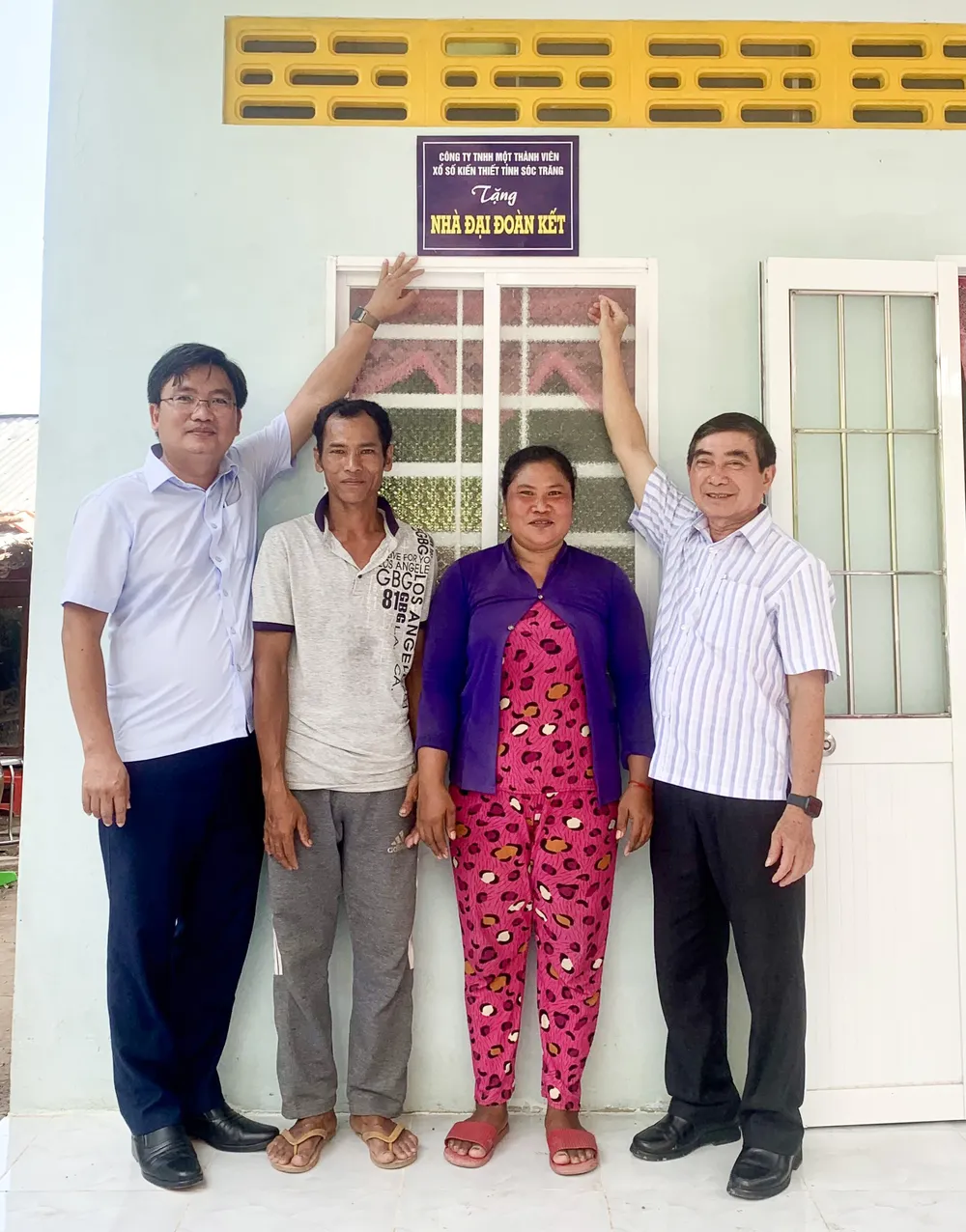 Ông Lê Văn Khanh, Chủ tịch Công ty XSKT Sóc Trăng (bìa phải) và ông Lâm Tiến Thạch, Bí thư Huyện uỷ Long (bìa trái) trao nhà cho vợ chồng anh Kim Dương