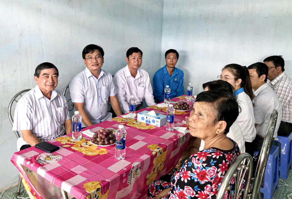 Lãnh đạo XSKT Sóc Trăng và huyện Long Phú thăm hỏi gia đình người dân được trao nhà