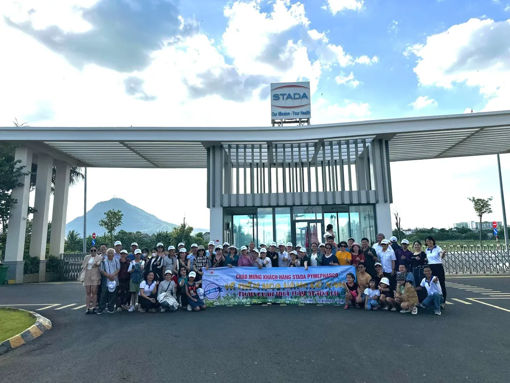 Chụp ảnh lưu niệm với lãnh đạo Nhà máy Chụp ảnh lưu niệm với lãnh đạo Nhà máy