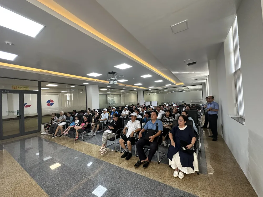 Đoàn nghe giới thiệu về hệ thống sản xuất Đoàn nghe giới thiệu về hệ thống sản xuất