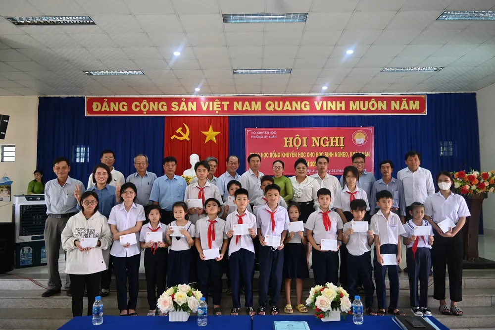 Bà Nguyễn Thu Thủy, Phó Giám đốc Đối ngoại Công ty Vedan (thứ 5 từ phải qua) trao tặng học bổng khuyến học đến các em học sinh tại phường Mỹ Xuân, thị xã Phú Mỹ, tỉnh BRVT