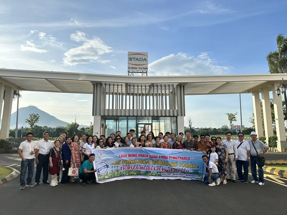 Chụp lưu niệm với lãnh đạo Nhà máy Stada Việt Nam Chụp lưu niệm với lãnh đạo Nhà máy Stada Việt Nam