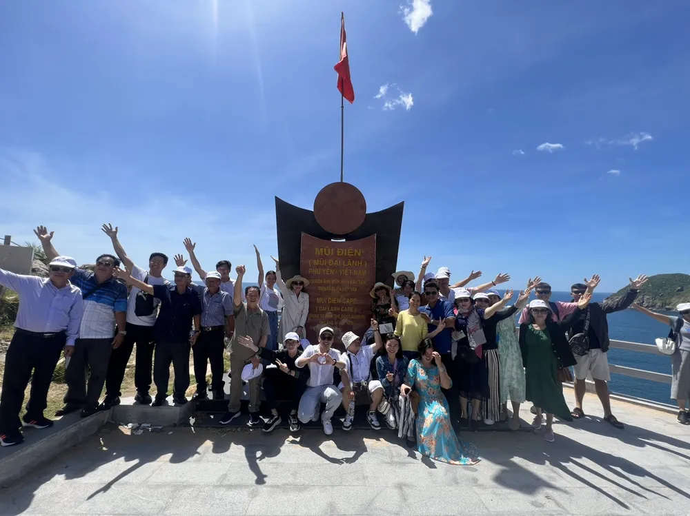 Chụp ảnh lưu niệm tại điểm cực Đông - Hải đăng mũi Đại Lãnh Chụp ảnh lưu niệm tại điểm cực Đông - Hải đăng mũi Đại Lãnh