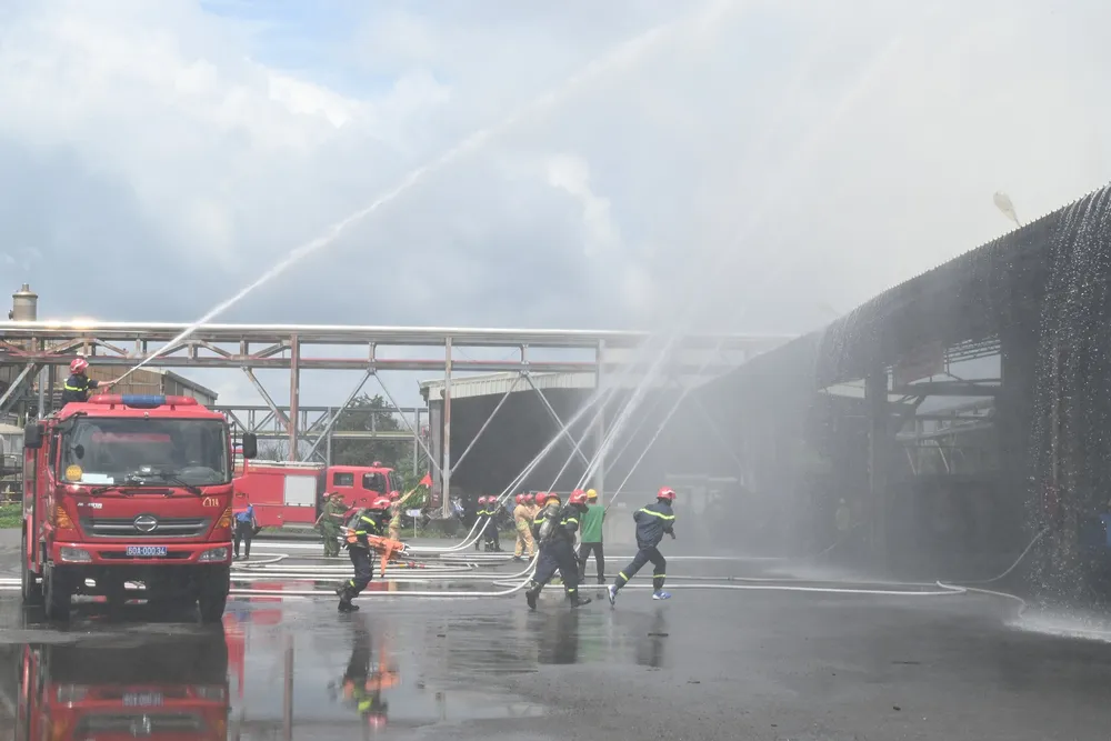 Lực lượng PCCC chuyên nghiệp tiến hành chữa cháy và cứu nạn cứu hộ