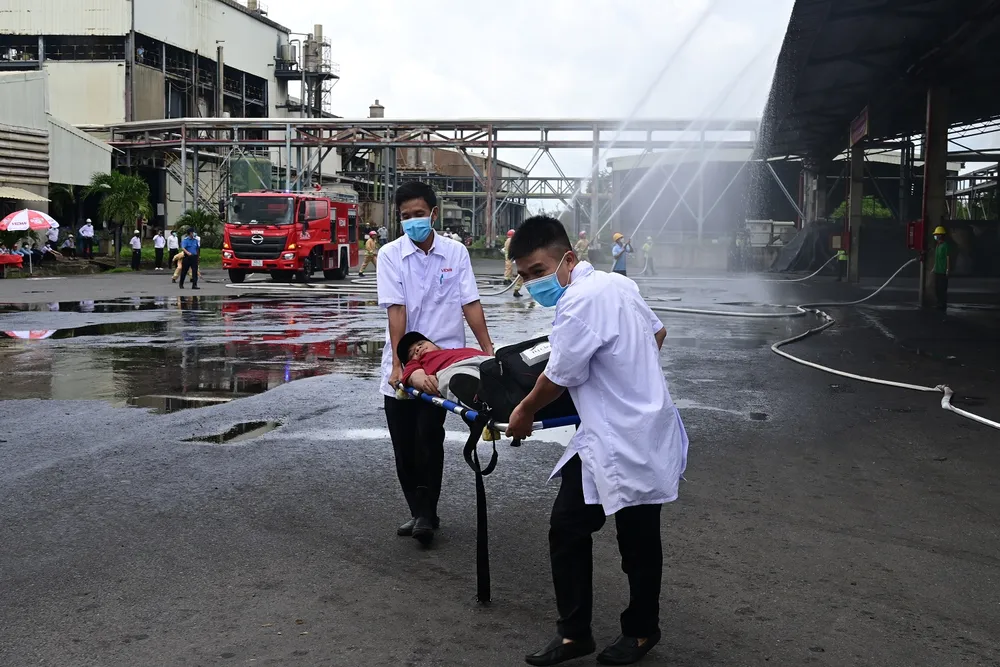Lực lương y tế cấp cứu người bị nạn