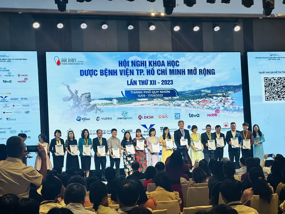 Đại diện Stada Pymepharco nhận kỷ niệm chương từ BTC.