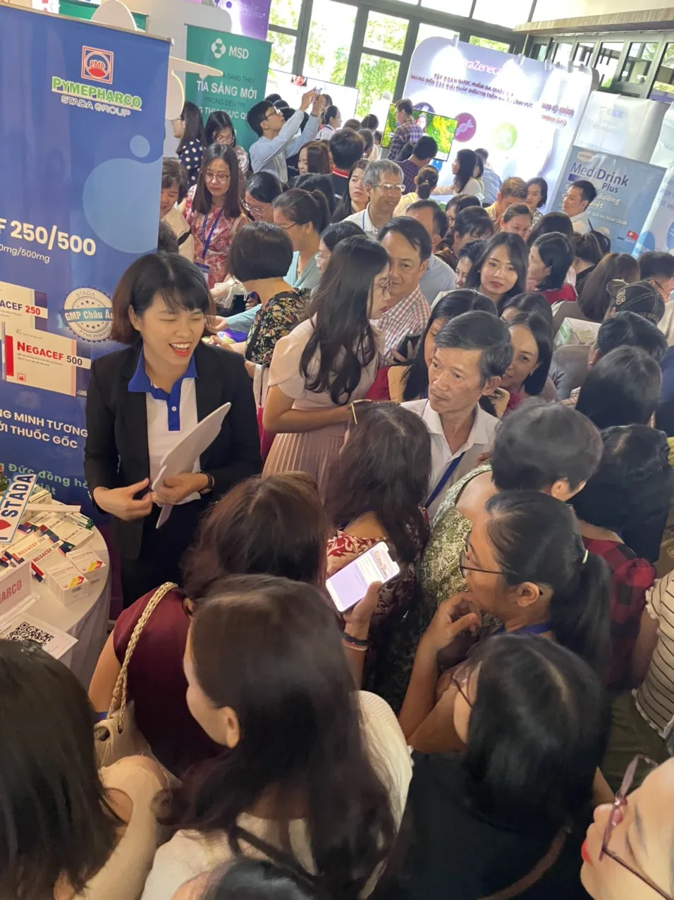 Đông đảo khách mời ghé tham quan gian hàng Stada Pymepharco