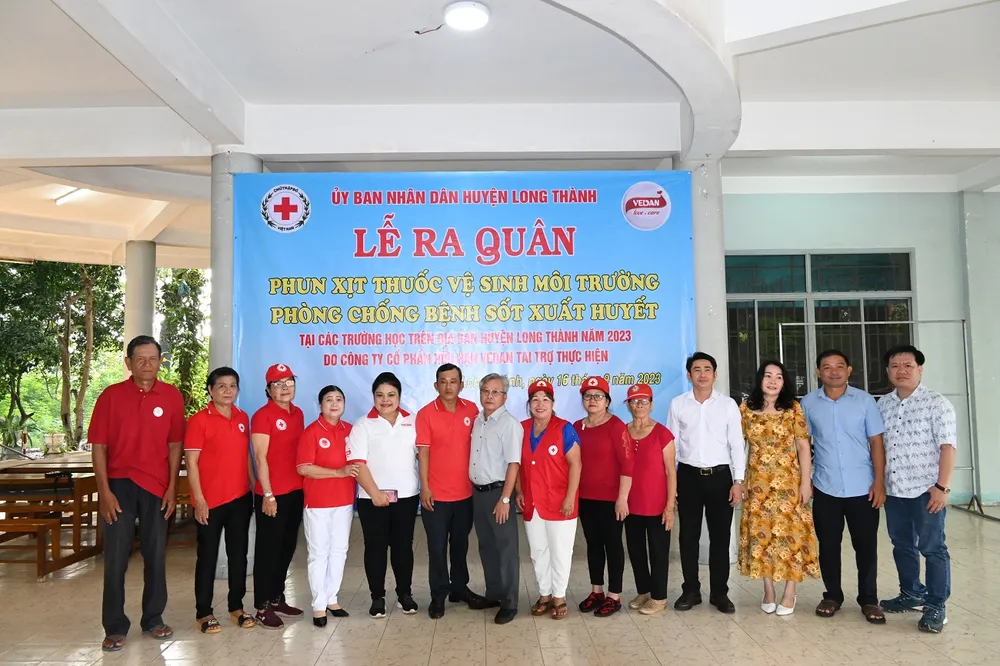 Đại diện lãnh đạo Giám đốc TTYT huyện, Hội Chữ Thập đỏ huyện cùng Vedan phối hợp trong công tác của lễ ra quân