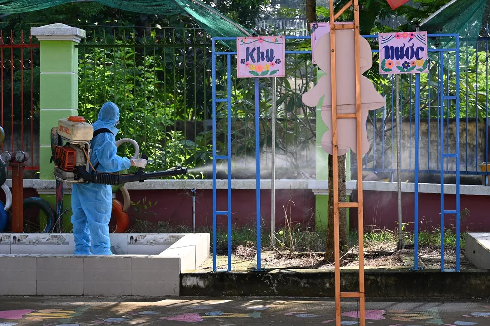 Đội ngũ trung tâm y tế dự phòng đang tác nghiệp tại trường mẫu giáo