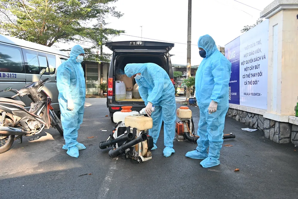 Đội ngũ trung tâm y tế dự phòng đang tiến hành chuẩn bị phun thuốc