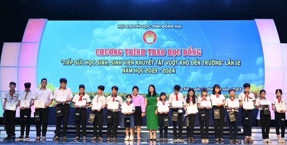 Rất nhiều học sinh, sinh viên khuyết tật nhận được học bổng trong đợt này Rất nhiều học sinh, sinh viên khuyết tật nhận được học bổng trong đợt này