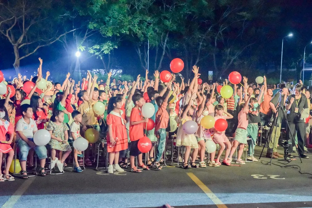 Các cháu thiếu nhi hòa mình cùng các tiết mục đặc sắc của chương trình