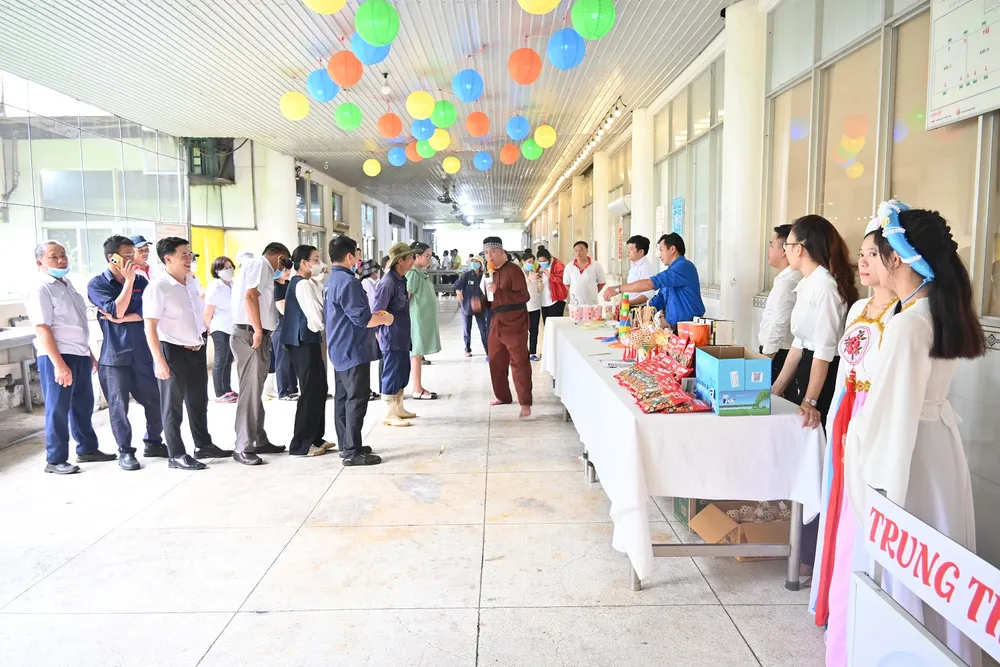 Chú Cuội phổ biến thể lệ trò chơi cho nhân viên tham gia