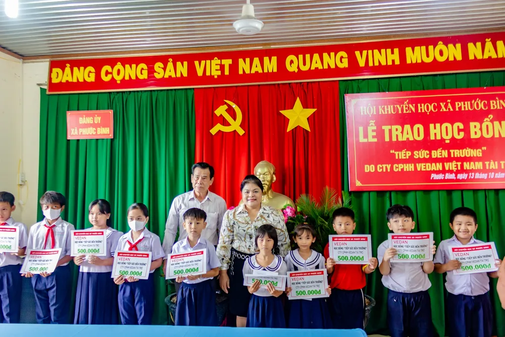Bà Nguyễn Thu Thủy, Phó Giám đốc Vedan trao tặng học bổng “Tiếp sức đến trường” cho các em học sinh xã Phước Bình, huyện Long Thành, tỉnh Đồng Nai