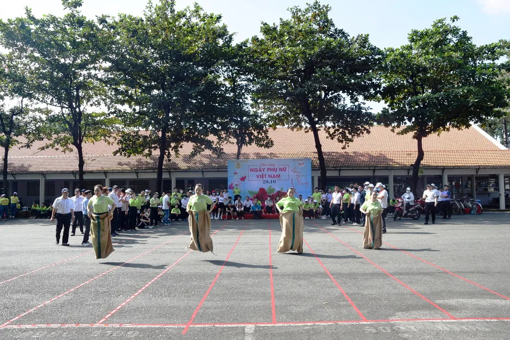 Các nhân viên nữ tích cực hưởng ứng hội thi trong ngày phụ nữ