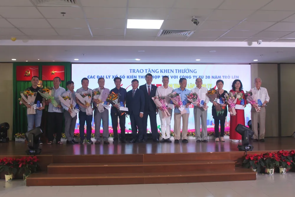 Lãnh đạo Công ty trao thưởng cho các Đại lý kinh doanh hiệu quả, đóng góp vào sự tăng trưởng chung của Công ty