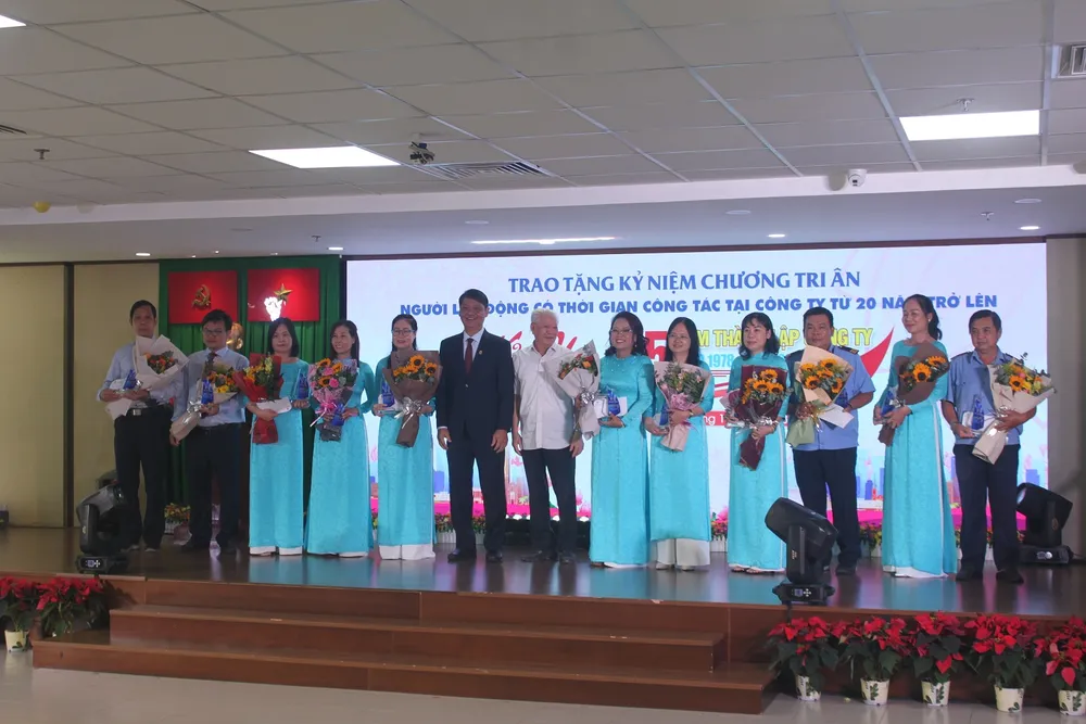 Hội nghị cũng tôn vinh các CB-CNV có quá trình gắn bó với Công ty từ 20 năm trở lên