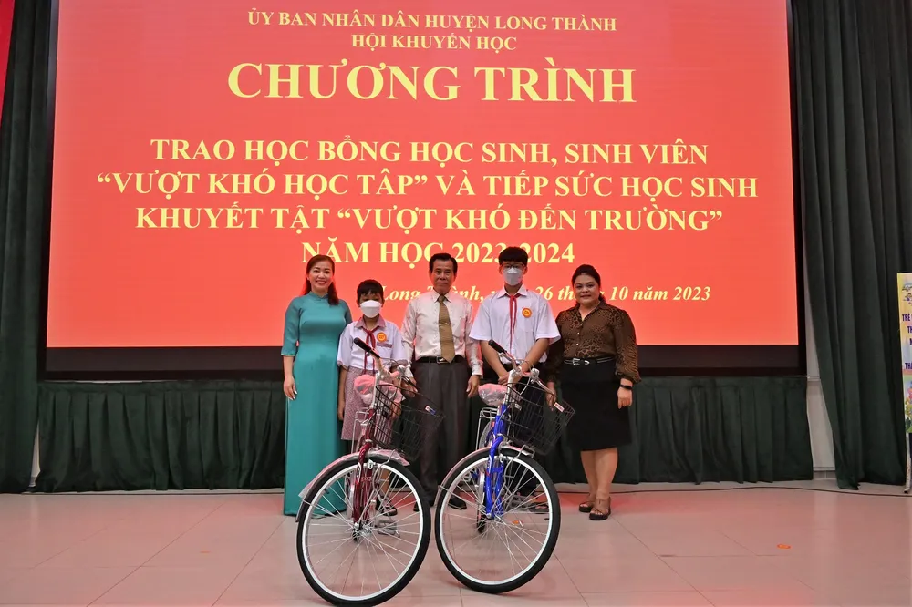 Hội Khuyến học huyện Long Thành và Vedan Việt Nam trao học bổng và xe đạp cho học sinh, sinh viên hiếu học
