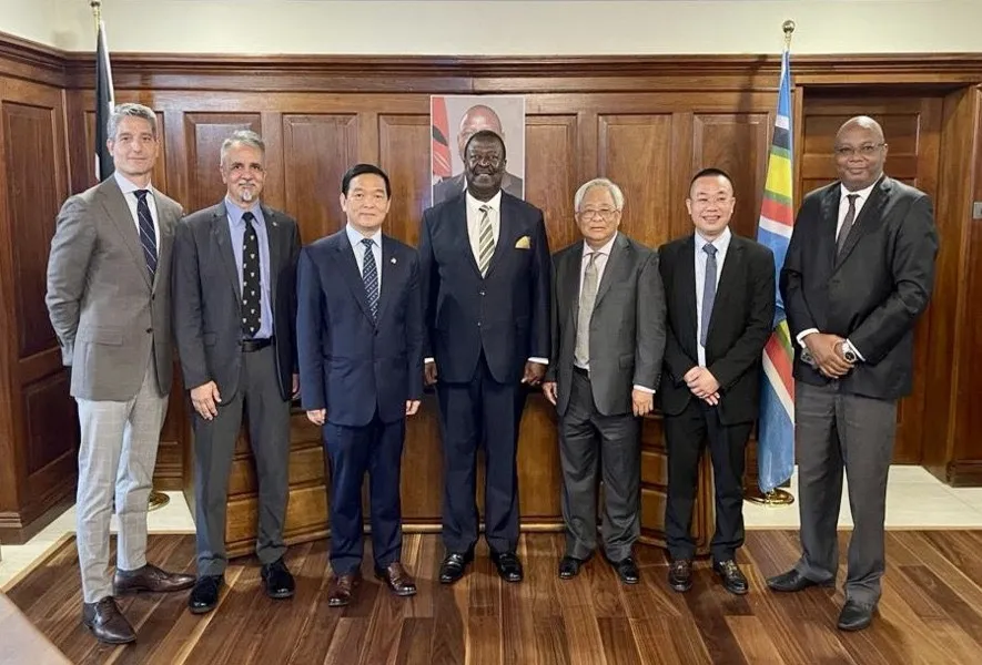 Thủ tướng Kenya, Musalia Mudavadi, người đứng giữa, vui vẻ tiếp đại diện của VCCI, VACC, SACA và Tập đoàn Xây dựng Hòa Bình