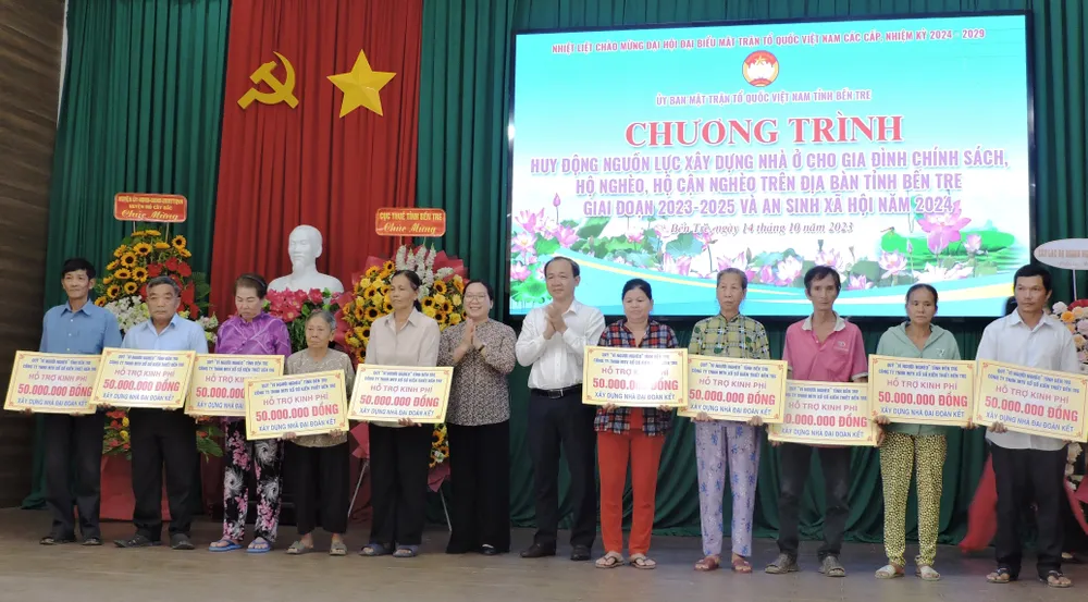 Chủ tịch Ủy ban MTTQ Việt Nam tỉnh Bến Tre Nguyễn Thị Hồng Nhung và Chủ tịch kiêm Giám đốc Công ty TNHH MTV Xổ số kiến thiết Bến Tre Trần Thanh Tuấn trao bảng kinh phí hỗ trợ xây nhà ở cho các gia đình chính sách, hộ nghèo, hộ cận nghèo trên địa bàn tỉnh.