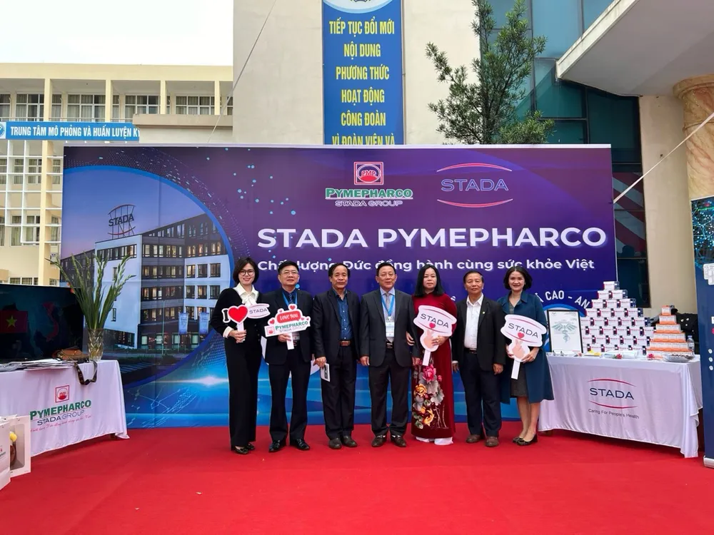 Đại diện lãnh đạo Nhà trường chụp ảnh lưu niệm với Công ty STADA Pymepharco
