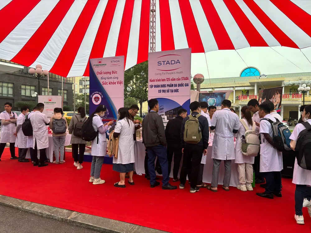 Đông đảo sinh viên của Trường tham quan gian hàng Công ty STADA Pymepharco
