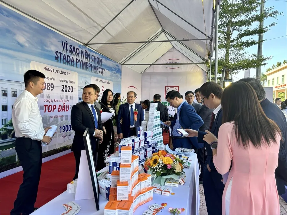Đại biểu tham quan gian hàng Công ty STADA Pymepharco