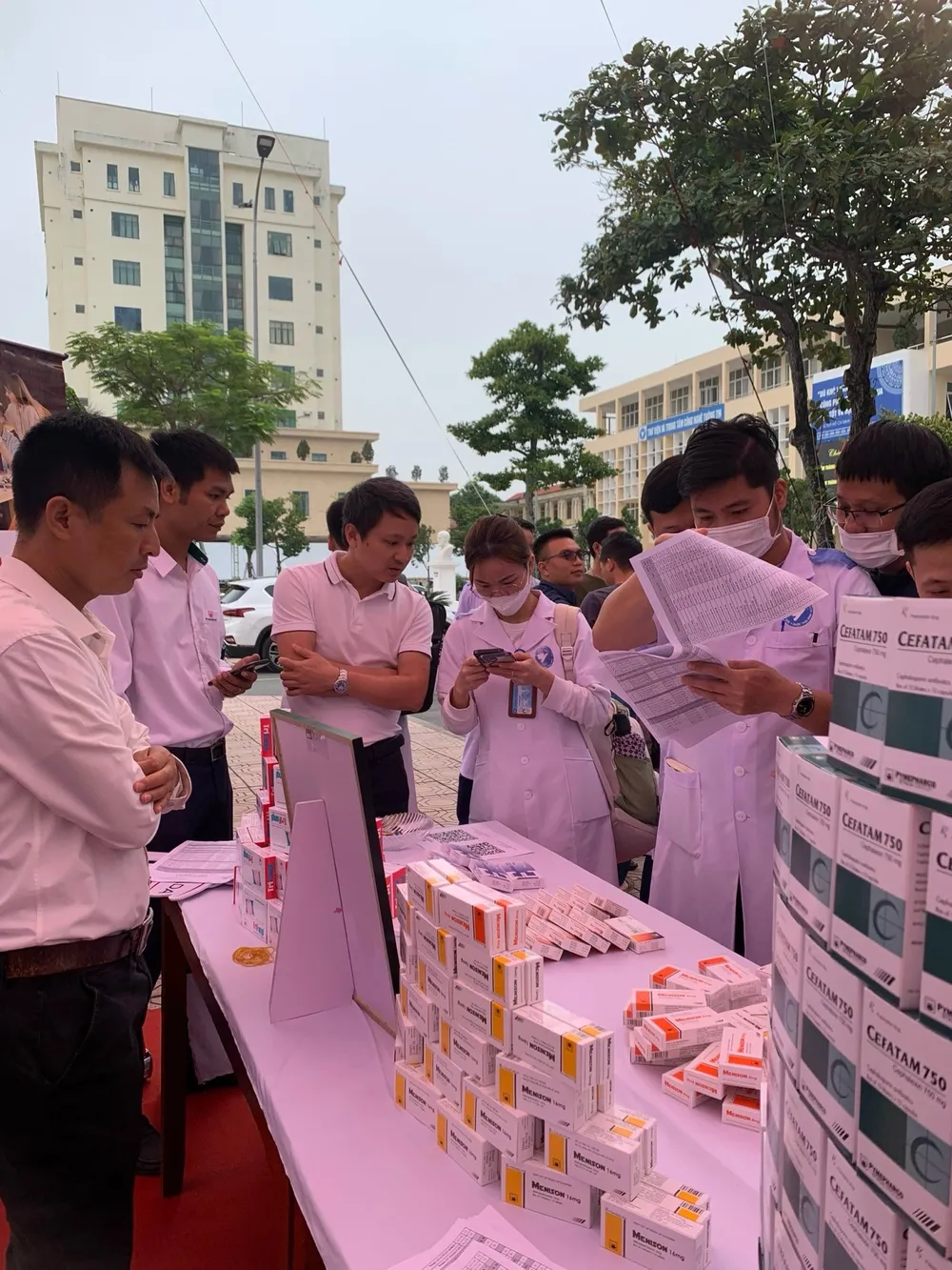 Một số sản phẩm của Công ty STADA Pymepharco trưng bày tại buổi lễ