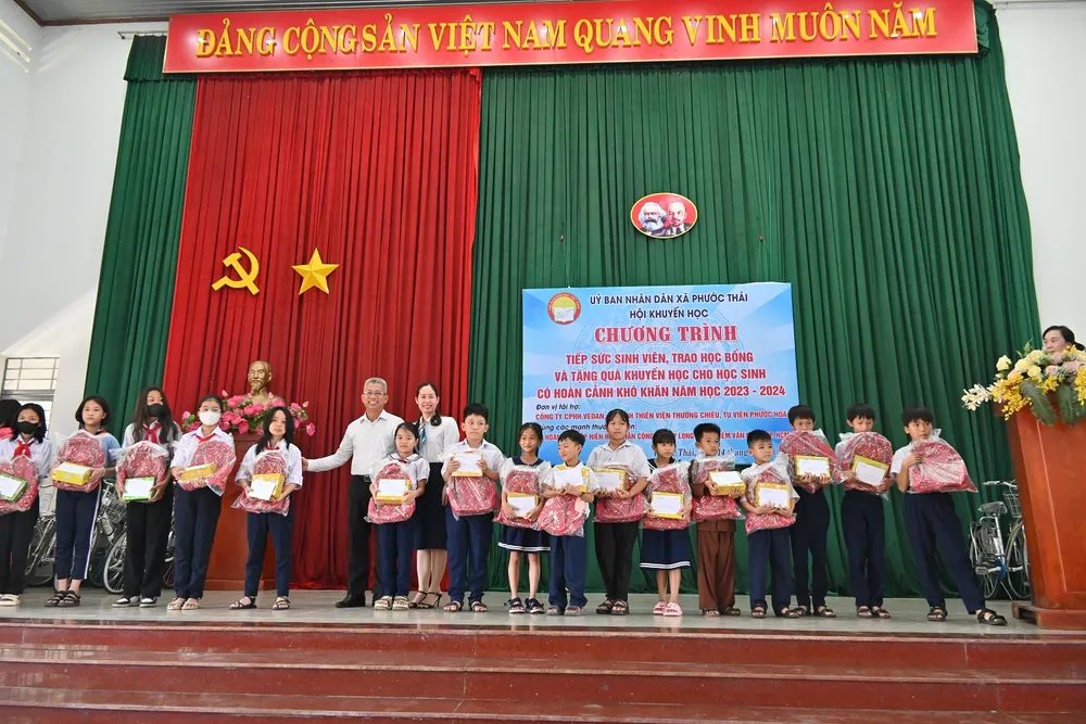 Ông Huỳnh Tấn Lộc - đại diện Công ty Vedan VN cùng các nhà tài trợ trao học bổng cho học sinh