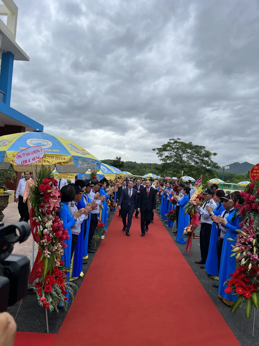 Ông Nguyễn Hải Ninh, Bí thư Tỉnh ủy Khánh Hòa cùng lãnh đạo bộ, ngành và công ty tham dự buổi lễ