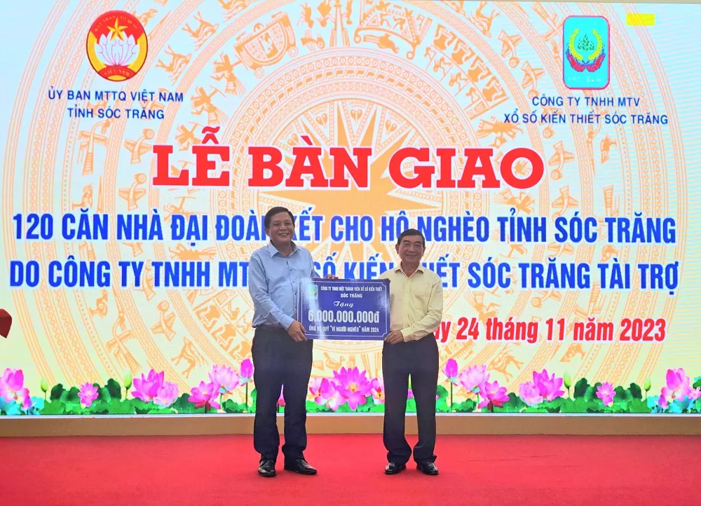 Bên cạnh hoạt động kinh doanh, XSKT Sóc Trăng còn tích cực tham gia công tác xã hội, từ thiện. Trong ảnh, ngày 24-11-2023 vừa qua, lãnh đạo Công ty XSKT Sóc Trăng trao bảng tượng trưng 6 tỷ đồng cho Quỹ Vì Người nghèo trong tỉnh