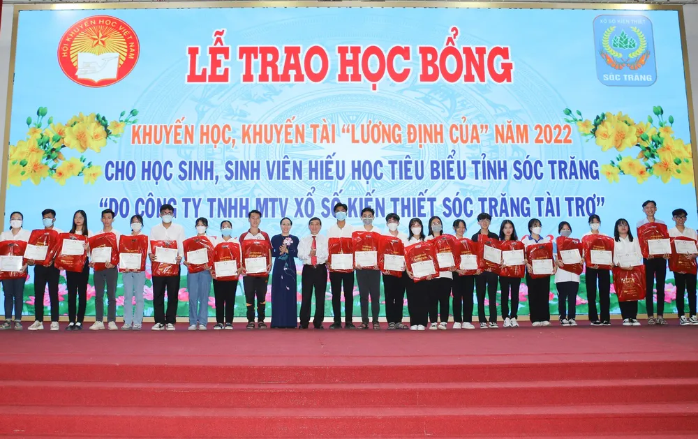 trao-hoc-bong-luong-dinh-cua-nam-2022-do-cong-ty-xskt-soc-trang-tai-tro-6824.jpg