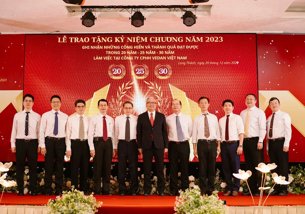 ban-giam-doc-cong-ty-gui-loi-tri-an-cac-cbcnv-co-tham-nien-20-25-30-nam-3730.jpg