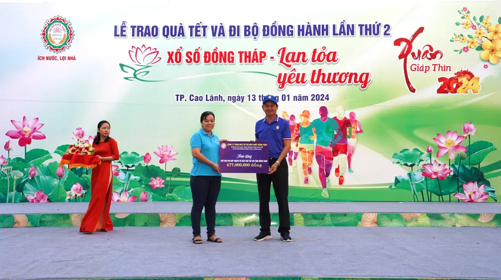 ong-luu-hoang-tan-chu-tich-cong-ty-xskt-dong-thap-trao-bang-tuong-trung-477-trieu-dong-cho-quy-den-on-dap-nghia-va-bao-tro-tre-em-tinh-dong-thap-8856.jpg