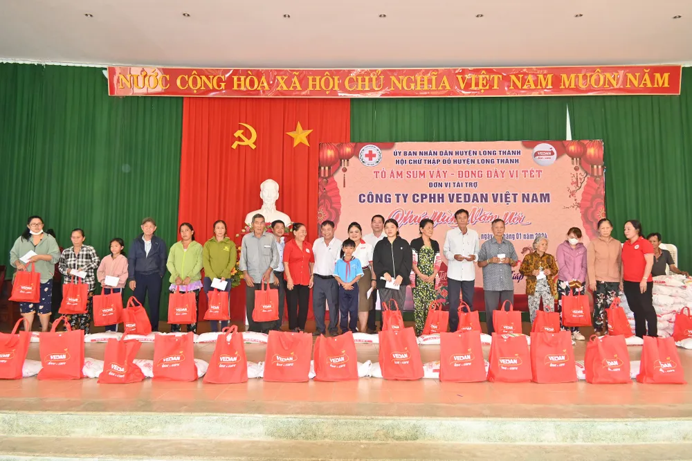 ba-nguyen-thu-thuy-pgd-doi-ngoai-vedan-viet-nam-ao-trang-dung-giua-trao-qua-cho-ba-con-xa-cam-duong-huyen-long-thanh-tinh-dong-nai-2366.jpg