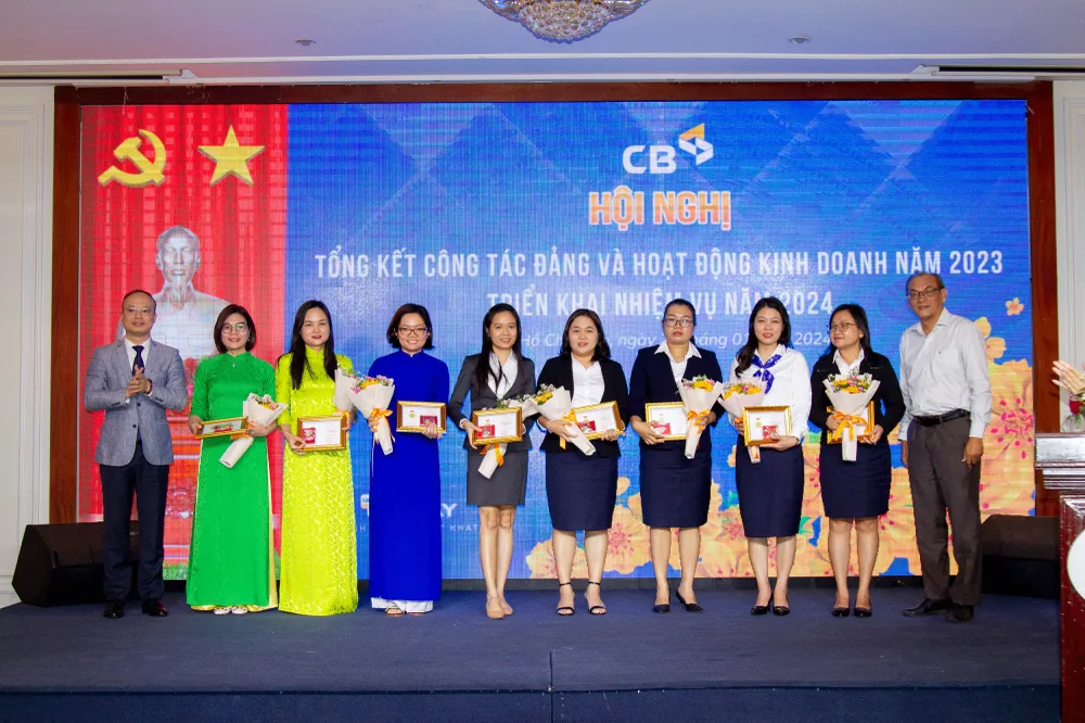 hinh-5-cbnv-cb-nhan-ky-niem-chuong-vi-su-nghiep-ngan-hang-viet-nam-3588.jpg