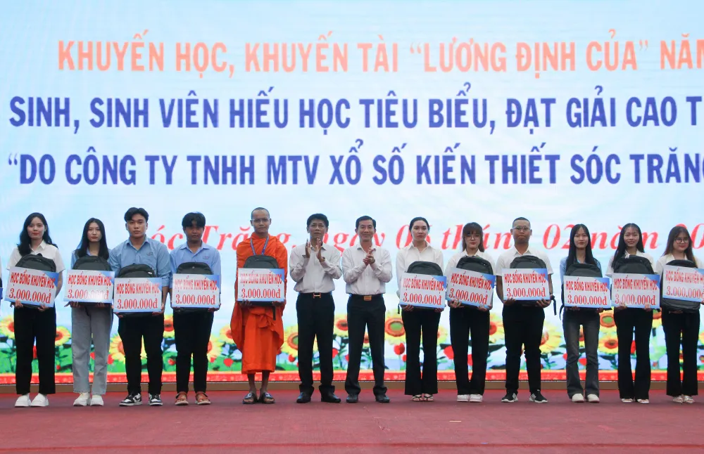 ong-lam-van-man-bi-thu-tinh-uy-soc-trang-va-lanh-dao-cong-ty-xskt-soc-trang-trao-hoc-bong-cho-cac-em-hoc-sinh-sinh-vien-co-thanh-tich-cao-5878.jpg