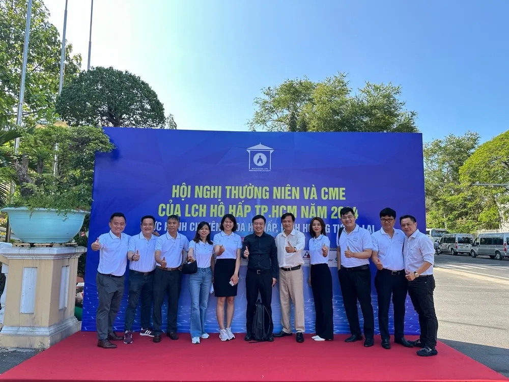 2. Đại diện LĐ Cty chup hinh lưu niệm.jpg