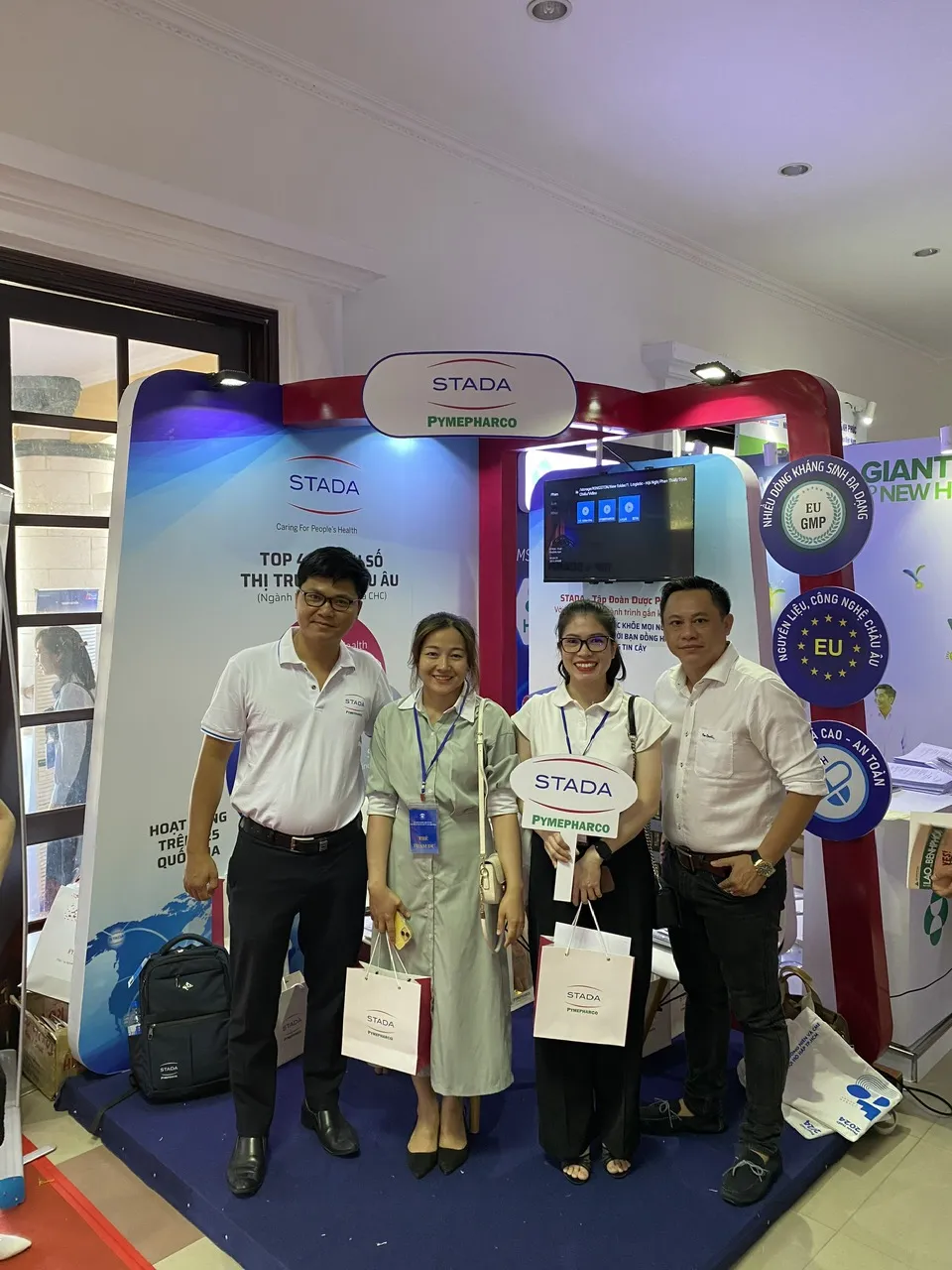 5. HCP chụp hình lưu niệm tại gian hàng Cty (2).jpg