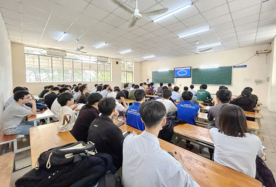 Các bạn sinh viên dang chăm chú lắng nghe chuyên đề.jpg