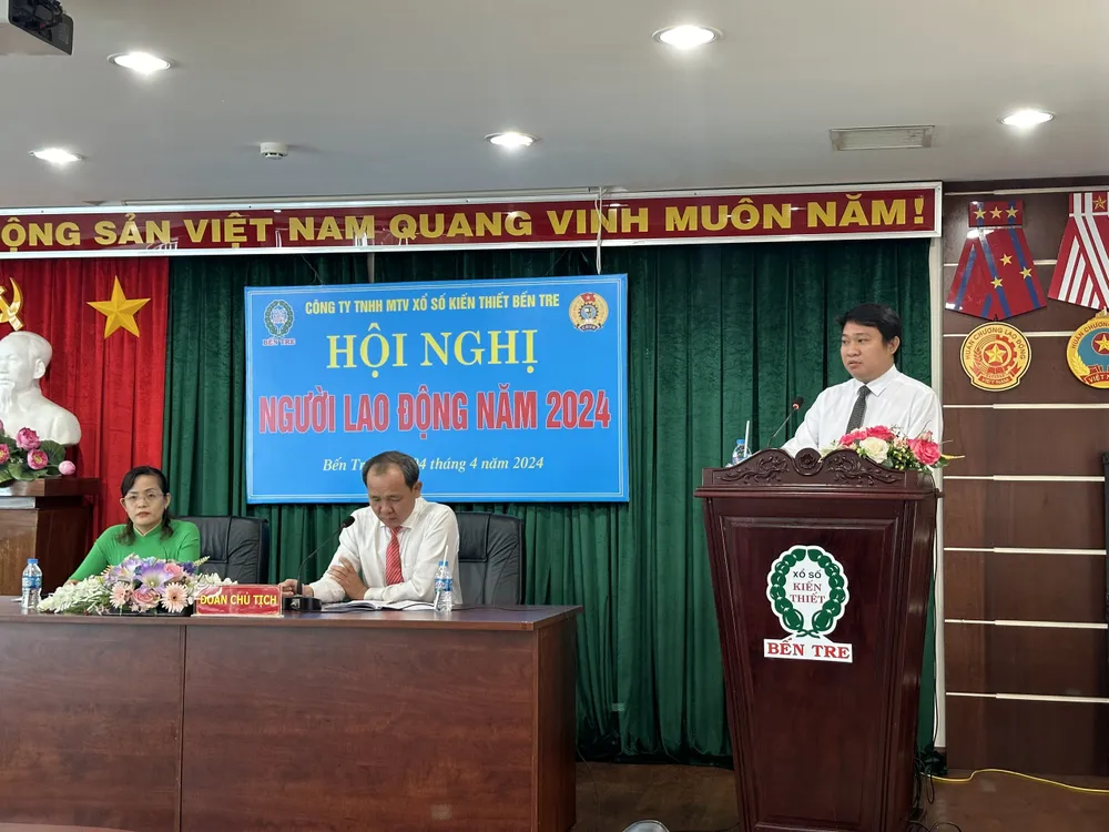 Các đại biểu trình bày thông qua các Báo cáo tại Hội nghị..jpg