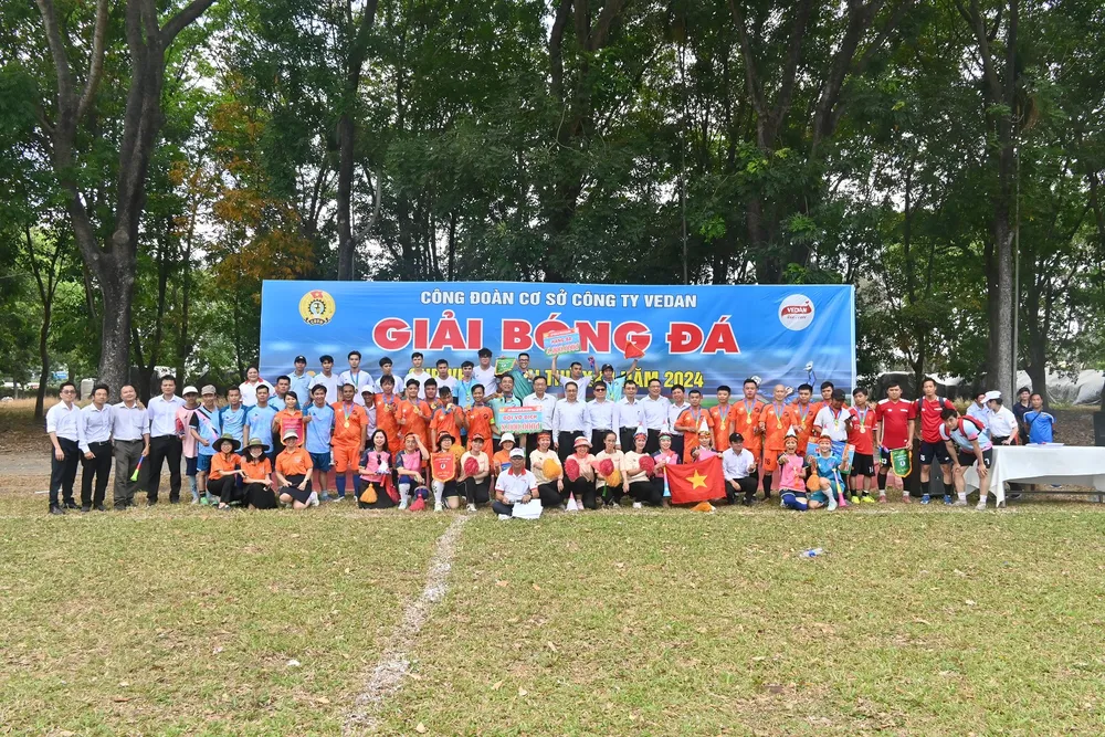 Ban Giám đốc Vedan chụp ảnh lưu niệm với các đội bóng.JPG